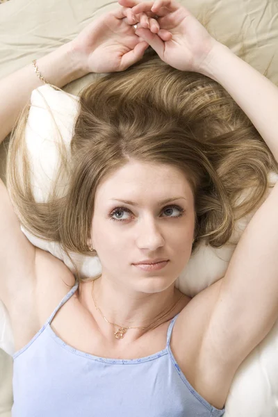 Atraente jovem loira mulheres com cabelos longos — Fotografia de Stock