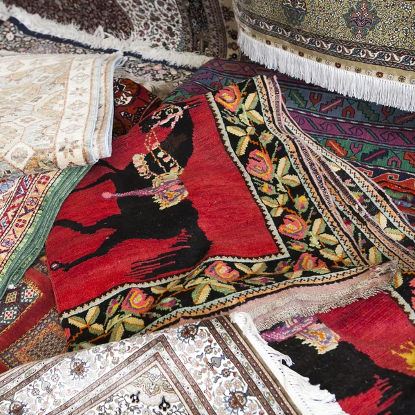 Farbenfrohe marokkanische Teppiche auf dem Markt — Stockfoto