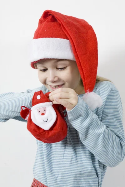 Mädchen mit rotem Weihnachtsmann-Hut — Stockfoto