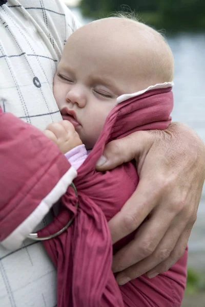 Piccola ragazza carina che dorme nella fionda . — Foto Stock