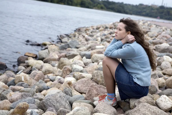 Junge Frau im Wald. — Stockfoto