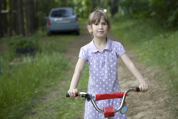 Pequena menina bonito na bicicleta — Fotografia de Stock