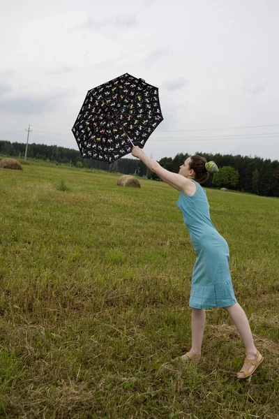 Flying woman with umbrella. Meadow — Stock Photo, Image