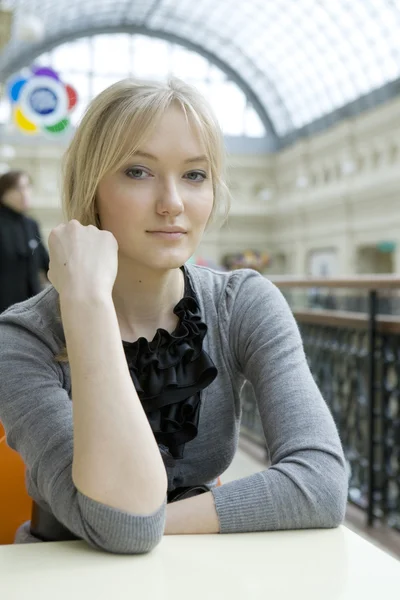 Frau im Café — Stockfoto