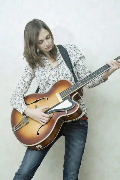 Jovem atraente tocando guitarra . — Fotografia de Stock