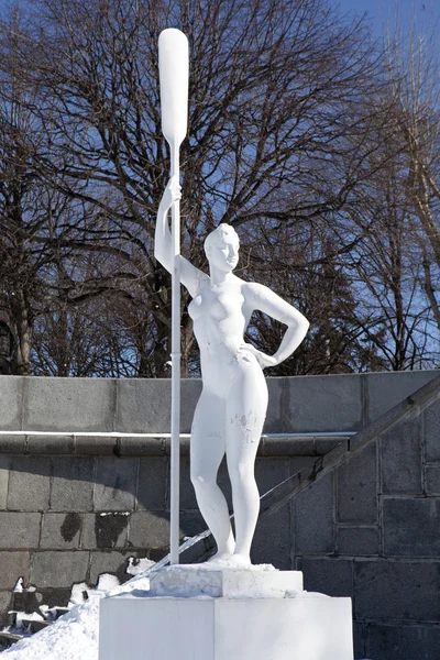 Popular estatua soviética de una chica con una pala. Parque Gorky, Moscú, Rusia —  Fotos de Stock