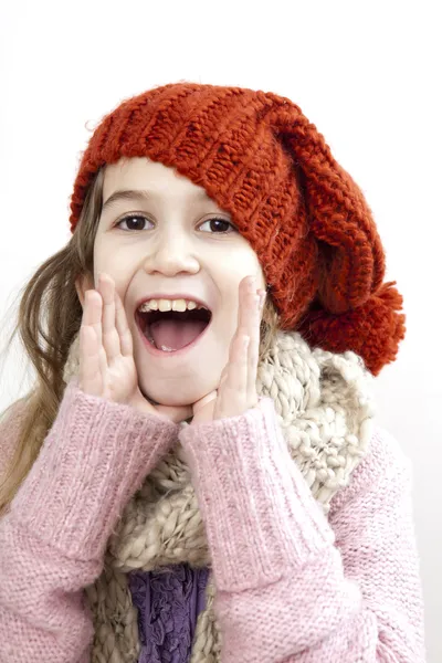 Lachende meisje tien jaar oud dragen breien gember hoed — Stockfoto