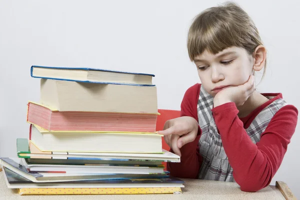 Triest meisje met een stapel van boek — Stockfoto