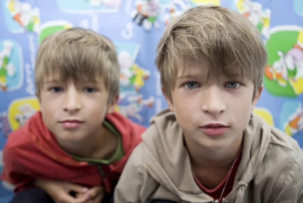 Gelukkig schattige tweeling broers acht jaar oud — Stockfoto