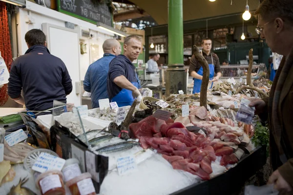 Carne fresca sul mercato e venditori in tuta — Foto Stock