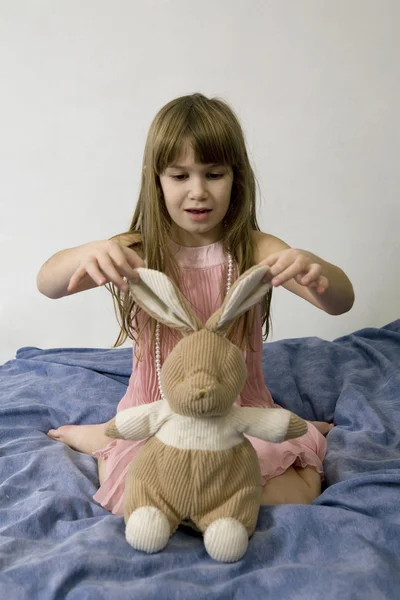 Flicka med hare — Stockfoto