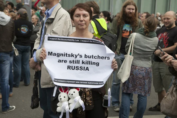 Woman holding a poster with inscription Magnitsky's butcher are still killing — Stock Photo, Image