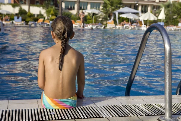 Ragazza seduta in piscina — Foto Stock