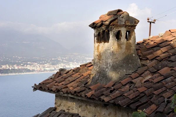 Roof of old house over  Alania. — Stock Photo, Image