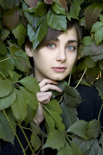 Porträtt av younh flicka i skogen — Stockfoto
