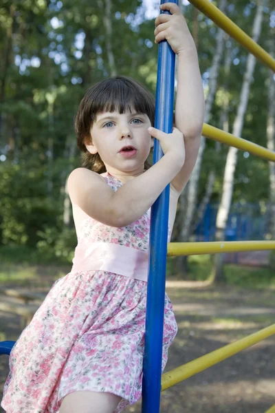 Meisje spelen op de speelplaats — Stockfoto