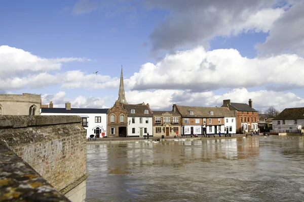 Water stijgt hoog in de nasleep van het stormachtige weer februari, — Stockfoto