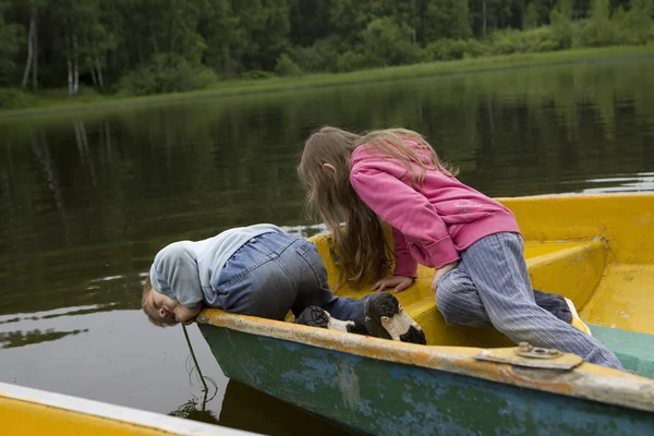 Kinderen spelen in boot. — Stockfoto