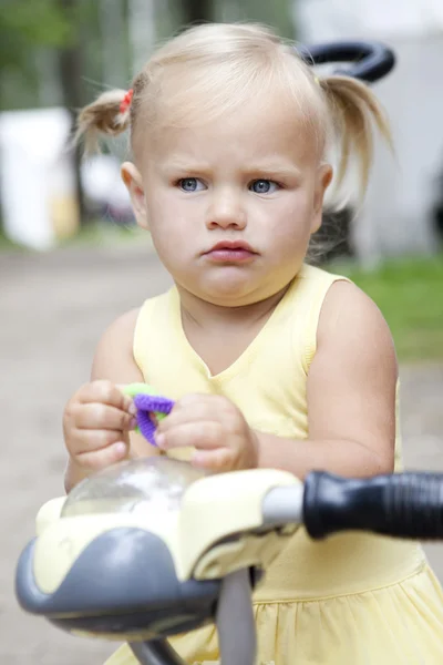 Pequena menina séria — Fotografia de Stock