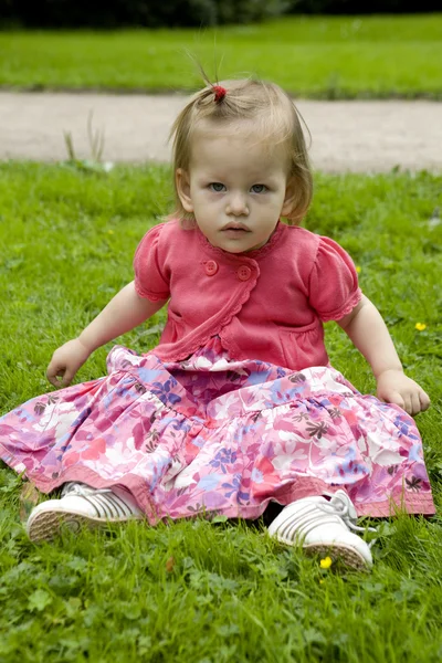 Dívka sedící na trávě — Stock fotografie