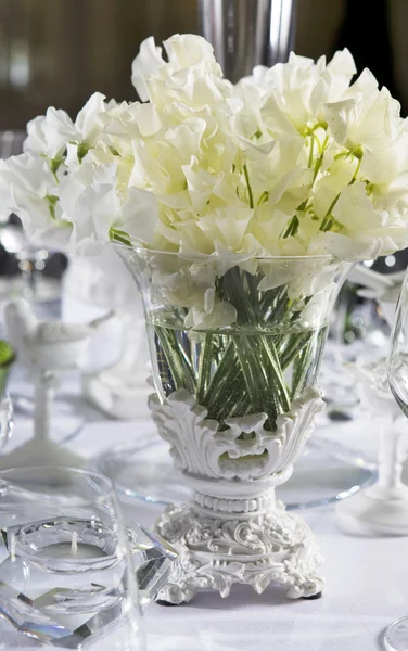 Bukett med vita blommor i vas av glas — Stockfoto