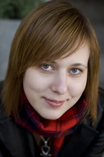 Portrait rapproché de jeune femme rousse séduisante aux cheveux roux — Photo