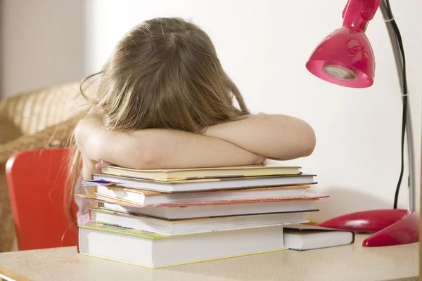 Menina infeliz estudando — Fotografia de Stock