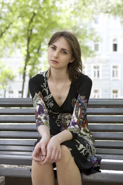 Bankta oturan genç kız portret — Stok fotoğraf