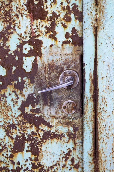 Una vecchia porta di metallo — Foto Stock