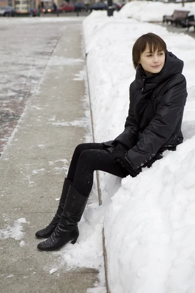 Portret młodej dziewczyny na tle zima — Zdjęcie stockowe