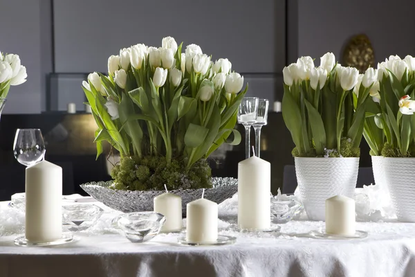 Yemek masası üzerinde beyaz laleler — Stok fotoğraf