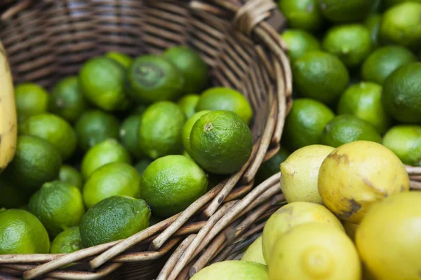 Limon ve limes sepeti — Stok fotoğraf