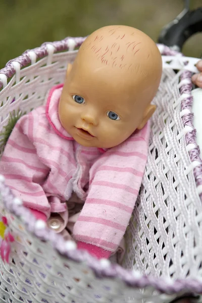 Boneca menina na cesta — Fotografia de Stock