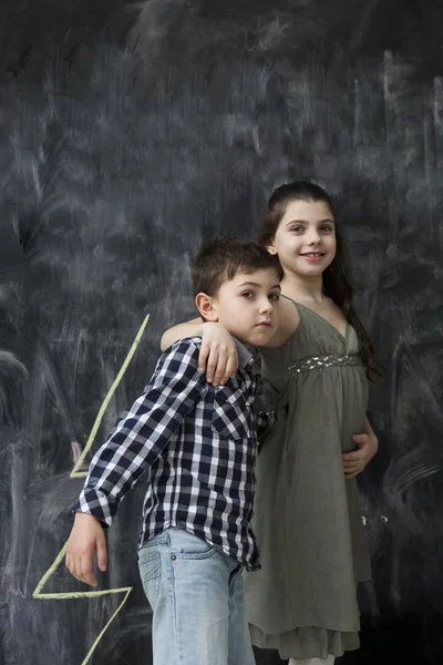 Dos niños felices abrazándose y riendo — Foto de Stock