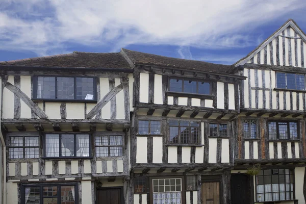 Piękny czarny i biały dom Tudorów — Zdjęcie stockowe