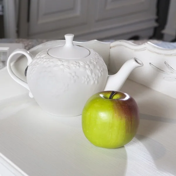 White  kettle standing with green apple — Stock Photo, Image