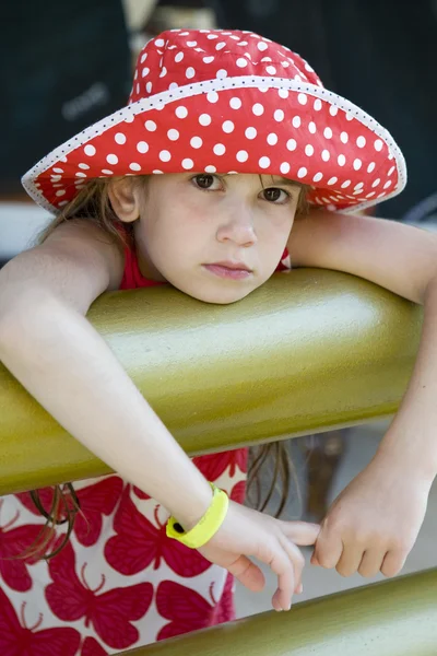 Klein schattig ernstige boos meisje — Stockfoto