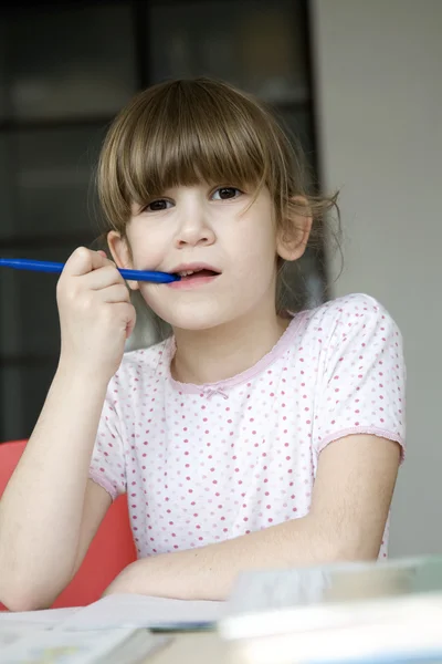 Meisje Ken huiswerk. — Stockfoto