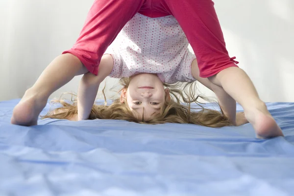 Young woman doing yoga — Stock Photo, Image