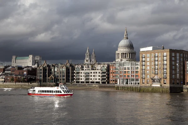 London bei windigem Wetter — Stockfoto