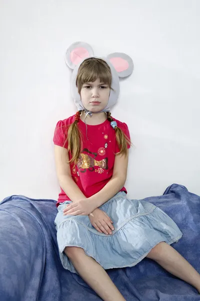 Удивлённая маленькая девочка с двумя косичками — стоковое фото