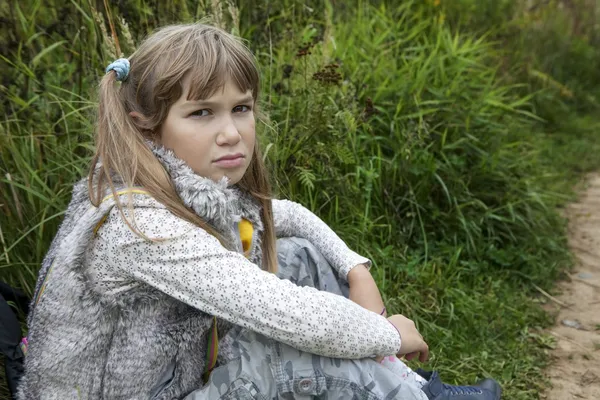 Beleidigt von einem traurigen Mädchen sitzend — Stockfoto