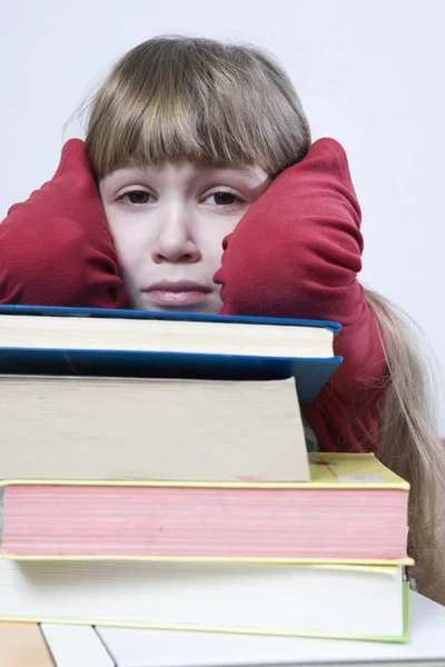 Menina triste com uma pilha de livro — Fotografia de Stock