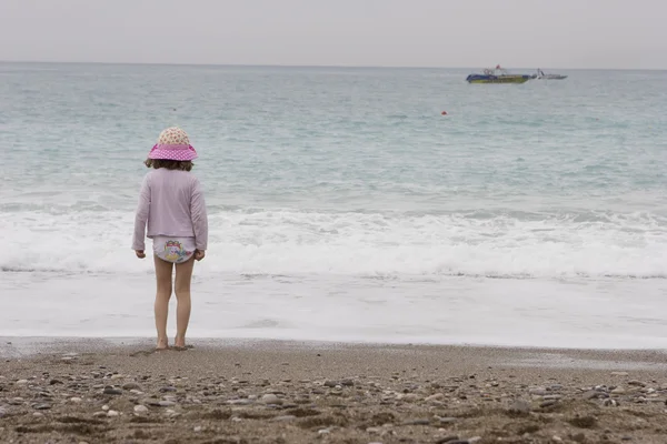 Litte flicka stående på stranden. Turkiet. Alalnia — Stockfoto