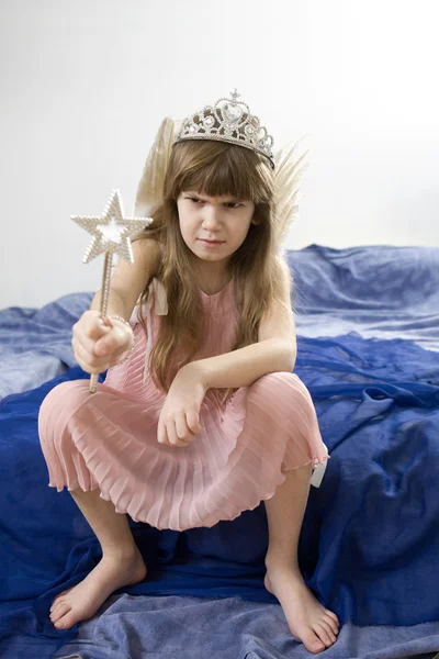 Pequena menina chateada jogando no conto de fadas — Fotografia de Stock