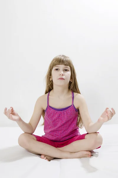 Chica haciendo yoga — Foto de Stock