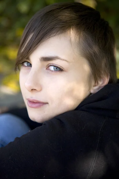 Portret van aantrekkelijk meisje close-up — Stockfoto