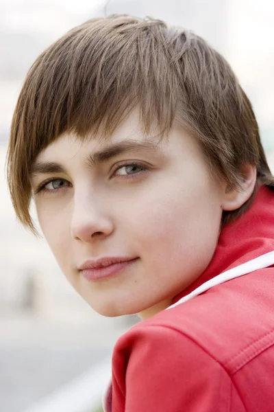 Retrato de mujer joven en rojo —  Fotos de Stock