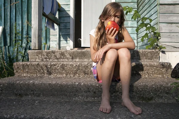 Esmer kız ısırma yeşil elma — Stok fotoğraf