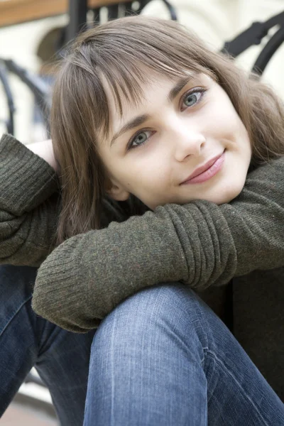 Porträt einer jungen Frau beim Einkaufen im Geschäft — Stockfoto